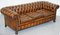 Voll gefedertes Chesterfield Sofa aus gealtertem braunem Leder von Thomas Chippendale 2