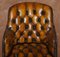 Poltrona Chesterfield in pelle marrone con gambe a zampa, Immagine 4