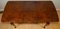 Mesa de centro Queen Anne de madera nudosa de nogal con patas talladas, años 30, Imagen 8