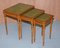 Tavolini ad incastro in legno di tasso e foglia d'oro con ripiano in pelle verde, set di 3, Immagine 2