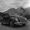 Scarabeo di Volkswagen parcheggio vicino alle montagne, Germania, 1939, stampato 2021, Immagine 1