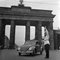Volkswagen Beetle in Front of Brandenburg Gate, Alemania, 1939, Impreso en 2021, Imagen 1