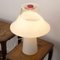 Italienische Mushroom Tischlampe aus weißem Murano Milchglas mit roten Details, 1970er 3