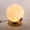 Lampada da tavolo sferica in vetro opalino e ottone, Immagine 3