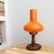 Kleine Mid-Century Tischlampe aus orangefarbenem Glas & Holz, 1950er 2