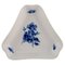 Piatto nr. 10/8278 triangolare con fiori blu di Royal Copenhagen, Immagine 1