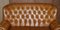 Sofá Chesterfield pequeño de cuero marrón con respaldo alto, Imagen 3