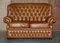 Kleines Breites Chesterfield Sofa aus Leder in Braun oder Braun mit Hoher Rückenlehne 2