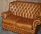 Kleines Breites Chesterfield Sofa aus Leder in Braun oder Braun mit Hoher Rückenlehne 3