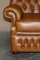 Kleines Breites Chesterfield Sofa aus Leder in Braun oder Braun mit Hoher Rückenlehne 10