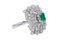Anello con smeraldo centrale, diamanti e oro bianco a 18 carati, Immagine 2
