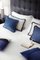 Cuscino Happy Pillow in velluto bianco con frange blu, Immagine 2