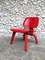 Sillón LCW teñido en rojo de Charles & Ray Eames para Herman Miller / Evans Products Company, 1948, Imagen 2