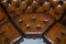 Sofá esquinero Chesterfield de nogal y cuero marrón claro teñido a mano de Harrods, Imagen 13