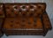 Handgefärbtes Chesterfield Ecksofa aus cigarbraunem Leder & Nussholz von Harrods 5