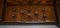 Sofá esquinero Chesterfield de nogal y cuero marrón claro teñido a mano de Harrods, Imagen 12