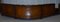 Sofá esquinero Chesterfield de nogal y cuero marrón claro teñido a mano de Harrods, Imagen 17