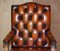 Brauner Leder Chesterfield Directors Captains Stuhl mit Porzellan Rollen 13