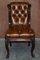 Geschnitzte Chesterfield Esszimmerstühle aus braunem Leder von C Hindley & Sons, 1845, 5er Set 6