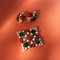 Orecchini a clip con perle finte e pietre rosse e verdi di Trifari, set di 2, Immagine 8