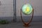 Beleuchteter Art Deco Glas Globus mit Stimmgabelfuß aus Nussholz von Columbus Oestergaard 4