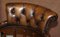 Butaca Chesterfield tradicional de roble y cuero marrón, Imagen 4