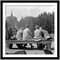 Parejas en un banco frente a una estatua en Kassel, Alemania, 1937, Imagen 4