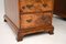 Großer antiker Schreibtisch aus Nusswurzelholz mit Sockelplatte aus Leder 9