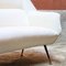 Italienisches Geschwungenes Drei-Sitzer Sofa aus Weißem Samt mit Metallbeinen und Messingspitzen, 1950er 7