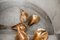Oyster Briefbeschwerer aus handgegossener massiver Bronze & weißer Patina von Sarah-Linda Forrer 4