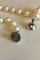 Perlenkette aus runden weißen Salzwasserperlen mit 18 Karat Schloss aus Weißgold 4
