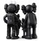 Kaws, figuras familiares, versión en negro, 2021, vinilo fundido pintado, Imagen 4