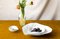 Grande Assiette Indulge Nº6 en Porcelaine Artisanale Blanche avec Bordure Dorée 24 Carats par Sarah-Linda Forrer 3