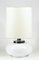 Italienische Tischlampe mit verchromtem Metallfuß & weißem Lampenschirm aus Milchglas & Stoff, 1960er 1