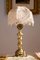 Lámpara de mesa vintage con base de latón con frisos de organza cosidos a mano y pantalla de perlas, Imagen 1