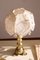 Lámpara de mesa vintage con base de latón con frisos de organza cosidos a mano y pantalla de perlas, Imagen 4
