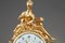 Uhr aus vergoldeter Bronze und weißem Marmor im Louis XVI-Stil 10