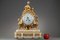 Uhr aus vergoldeter Bronze und weißem Marmor im Louis XVI-Stil 2