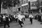 Slim Aarons, Soho Waiters Race, 1955, Papier Photographique 1