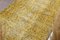 Tappeto piccolo Oushak in lana fatto a mano con motivo floreale giallo, Immagine 2