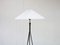 A Vintage Stehlampe aus den 1960er auf dreieckigem Fuß mit Plissiertem Schirm. 6