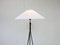 A Vintage Stehlampe aus den 1960er auf dreieckigem Fuß mit Plissiertem Schirm. 5