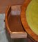 Mesa auxiliar Regency vintage de caoba y cuero verde con dos cajones, Imagen 12