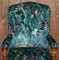 Englischer Vintage Armlehnstuhl aus geschnitztem Nussholz mit Birds of Paradise Bezug 3