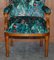 Englischer Vintage Armlehnstuhl aus geschnitztem Nussholz mit Birds of Paradise Bezug 4