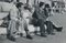 Erich Andres, Venecia: hombres sentados en la plaza Markus, Italia, años 50, fotografía en blanco y negro, Imagen 2