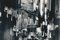 Erich Andres, Napoli: People Sitting on the Streets, Italia, anni '50, bianco e nero, Immagine 3