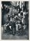Erich Andres, Neapel: Menschen sitzen auf den Straßen, Italien, 1950er, Schwarz-Weiß-Fotografie 1