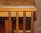Mesa auxiliar o librería giratoria Sheraton Revival de madera nudosa de olmo y madera satinada, Imagen 8