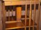 Mesa auxiliar o librería giratoria Sheraton Revival de madera nudosa de olmo y madera satinada, Imagen 6